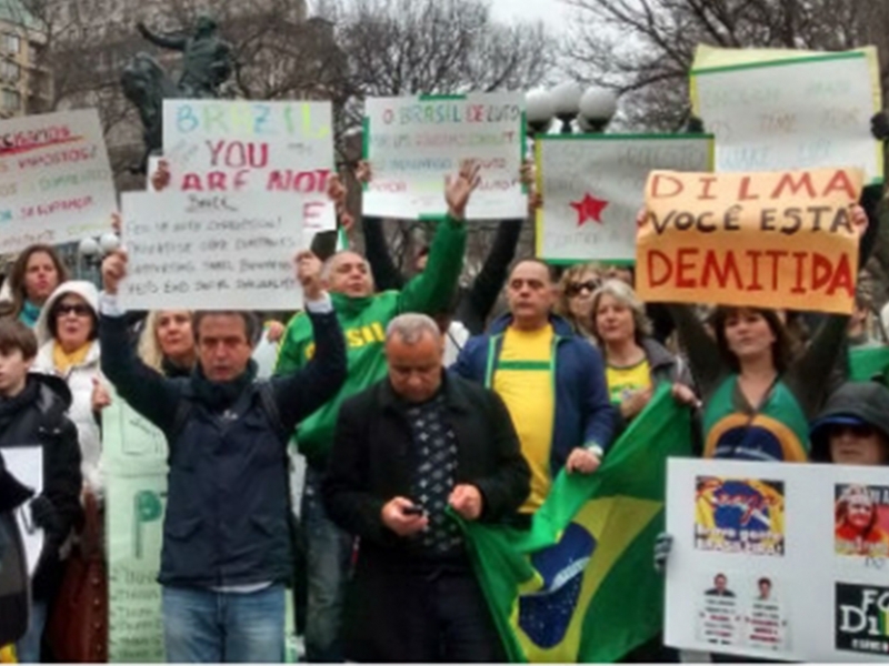 Brasileiros que moram em Nova York também protestatam - Reprodução/Facebook Brasileiros que moram em Nova York também protestatam - Reprodução/Facebook