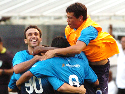 Jogadores do Cruzeiro comemoram na Vila Belmiro o gol que deu a classificação para a Libertadores -