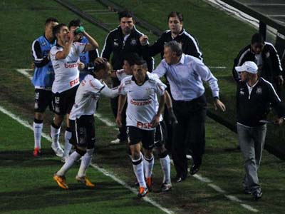 O grande responsável pelo resultado positivo acabou sendo o centroavante Liedson - O grande responsável pelo resultado positivo acabou sendo o centroavante Liedson -