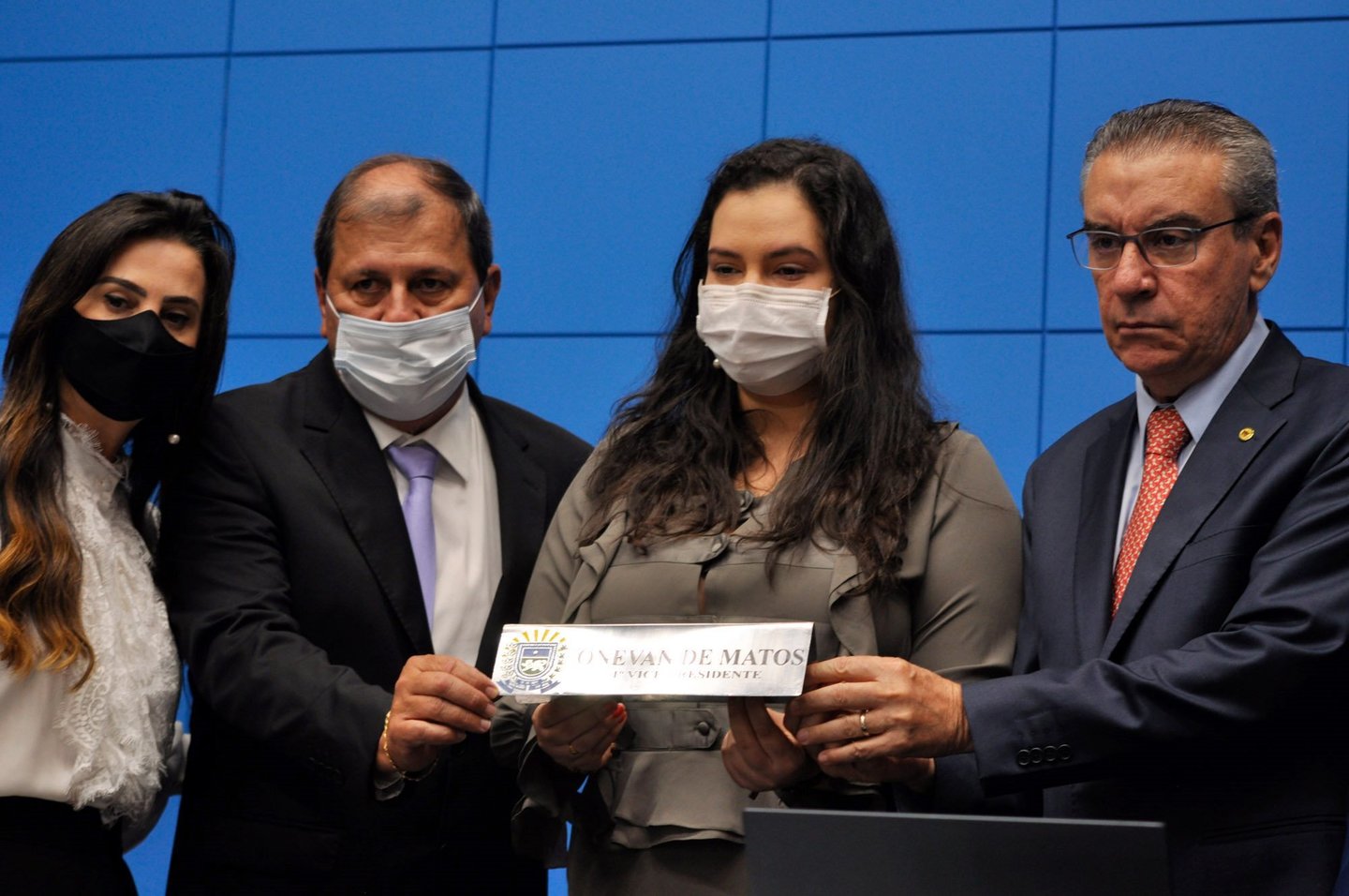 Rhaiza Matos, filha de Onevan, recebe a placa que ficava na mesa de seu pai - Luciana Nassar/Alems