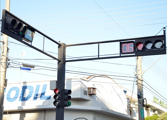 Na área central, as poucas placas existentes estão praticamente ilegíveis por conta da ação do tempo -