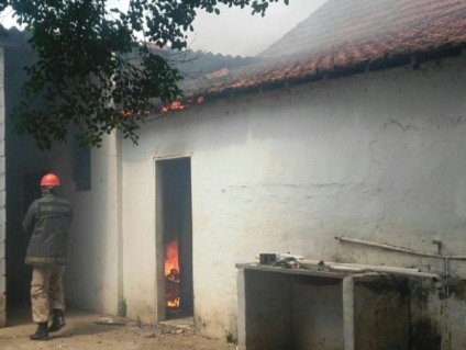 Incêndio ocorreu neste sábado, 5, por volta das 10h20 - Claudio Junior