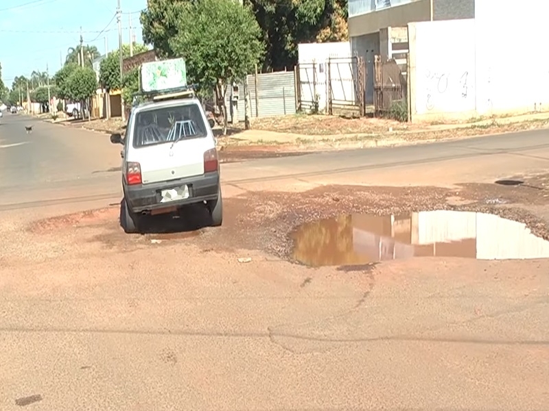 Buraco de quase três metros incomoda moradores do bairro Vila Nova desde o ano passado - Reprodução/TVC