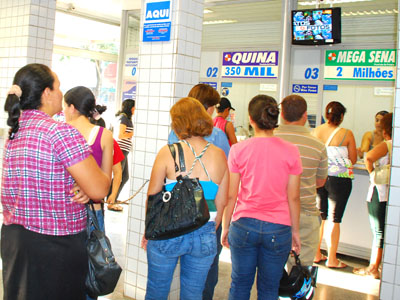 Clientes da Biassi Lotéricas, enquanto aguardam serem atendidos, ficam bem informados por meio da ?inWeb.tv? -