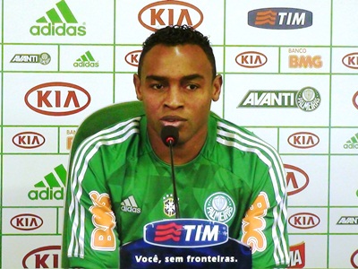 Nem bem foi apresentado, atacante Obina já vai reestrear pelo Palmeiras -
