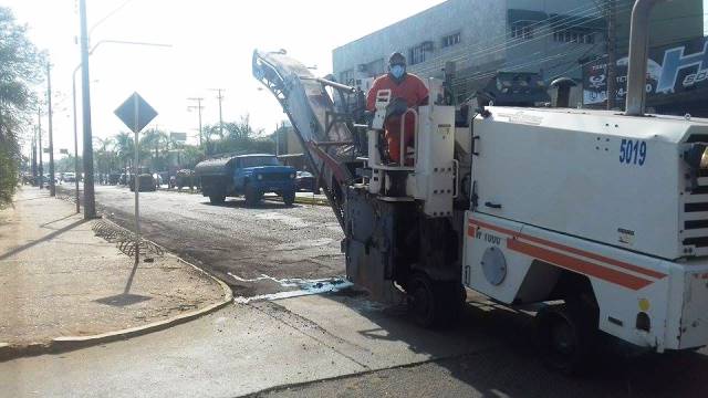 Construtora reiniciou nesta semana o recapeamento da avenida Clodoaldo Garcia - Ana Cristina Santos/JP