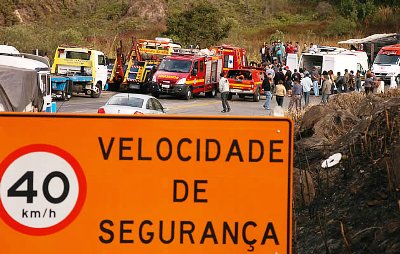 Excesso de velocidade é uma das principais causas dos acidentes nas estradas - Excesso de velocidade é uma das principais causas dos acidentes nas estradas -