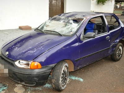 Policiais retiraram o veículo do cruzamento das ruas Rui Barbosa e Paulo Tognini - Policiais retiraram o veículo do cruzamento das ruas Rui Barbosa e Paulo Tognini -
