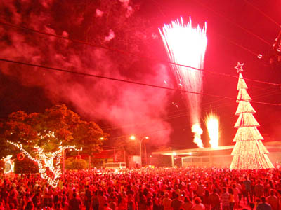 Inauguração da decoração de Natal atraiu mulidão na praça Ramez Tebet e na Avenida Antonio Trajano -