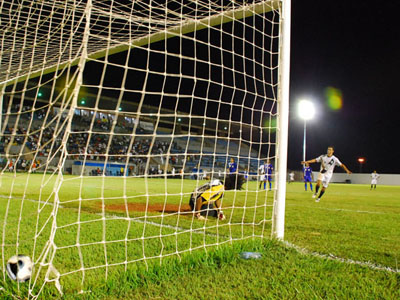 Segundo gol do Misto marcado de pênalti pelo atacante Trannin -