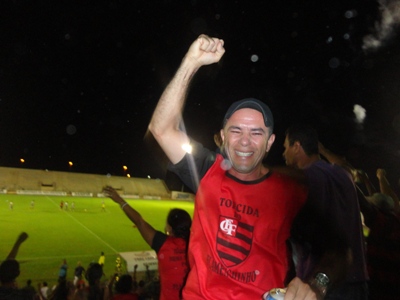 Torcedor Adriano comemora o gol do "Flamenguinho" -