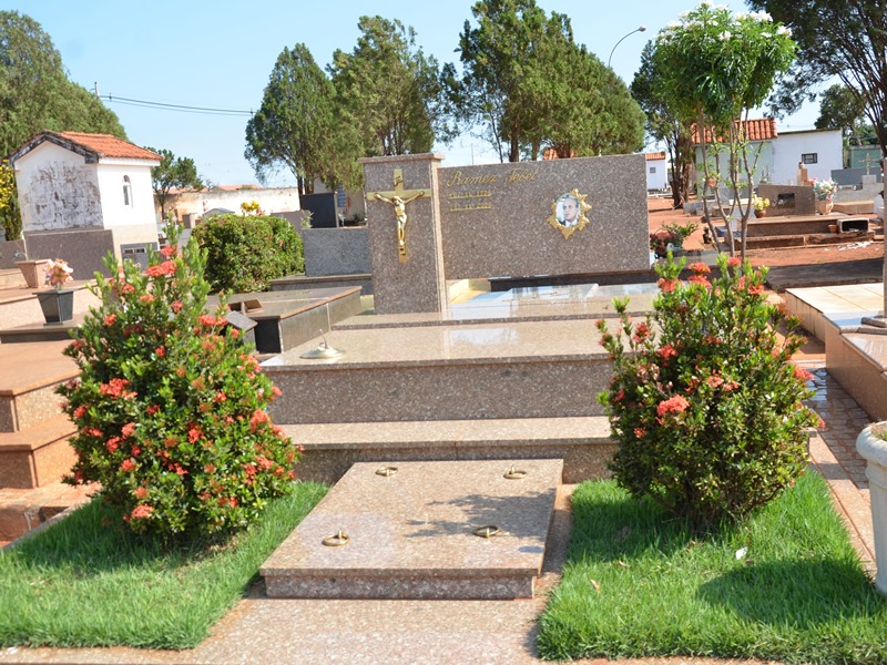 Túmulo de Ramez Tebet é o mais visitado no cemitério municipal - Claudio Pereira Túmulo de Ramez Tebet é o mais visitado no cemitério municipal - Claudio Pereira