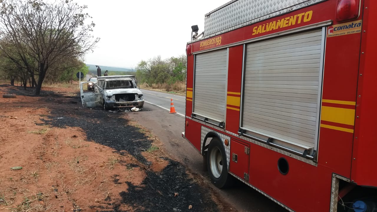 O carro ficou completamente destruido ás margens da BR-262, próximo a Água Clara