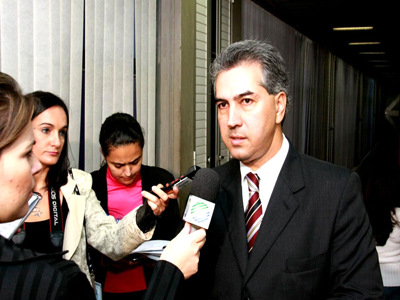 O projeto que originou a lei foi proposto pelo deputado Reinaldo Azambuja -