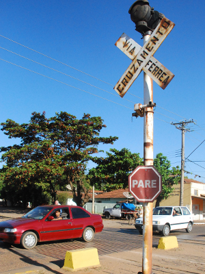 O Departamento Municipal de Trânsito e Sistemas Viários (Deptran) pode avaliar propostas de abertura de novos acessos entre bairros com passagens de nível sobre a ferrovia, no trecho do cruzamento da avenida Rosário Congro com a rua Duque de Caxias e -