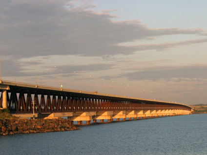Ponte rodoferroviária foi inaugurada em 1998, com um investimento de R$ 800 milhões - Ilustração