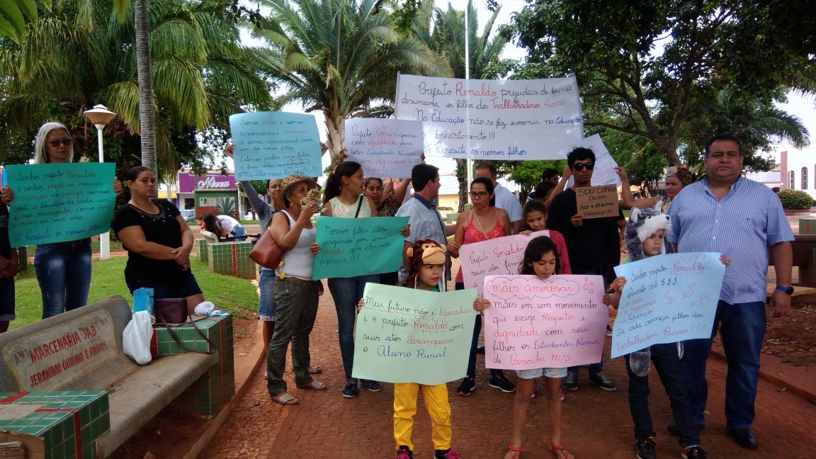 Após fazerem movimento com faixas, cartazes e apitos na Praça da República, os manifestantes foram para o Plenário José Agi - Lucas dos Anjos/JPNEWS