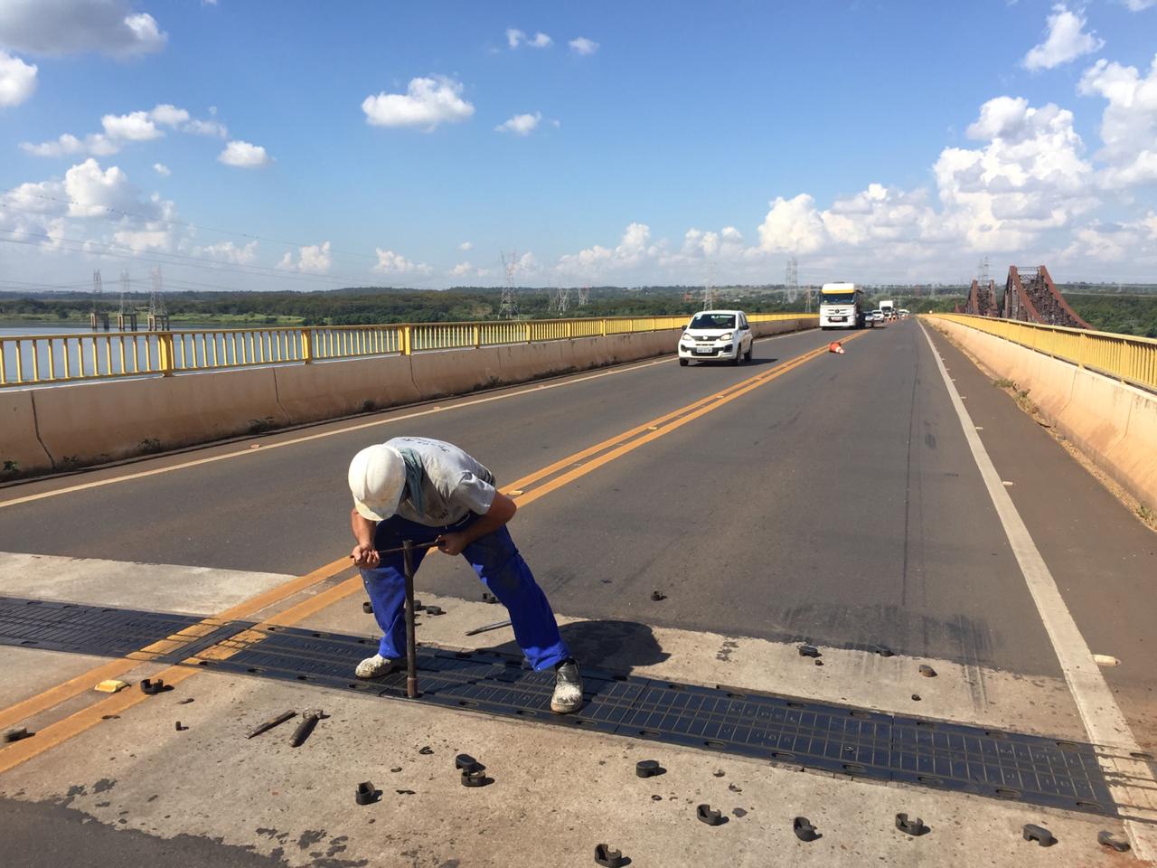 Tecnicos trabalham na manutenção da ponte sobre o rio Paraná, na rodovia BR-262 - Marcelo Marcos