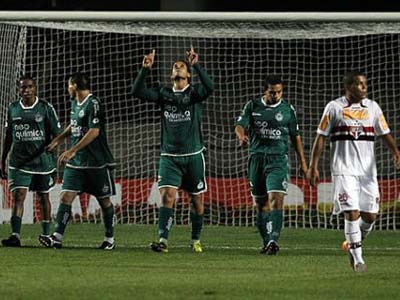 Rafael Moura do Goiás comemora seu gol aos 36 minutos -