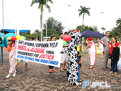 Manifestantes vestidos de palhaços invadiram a praça Senador Ramez Tebet -