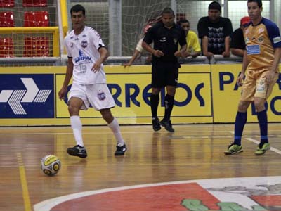 O ala Crystiano (esq.) marcou o quarto gol de Três Lagoas em Jales -