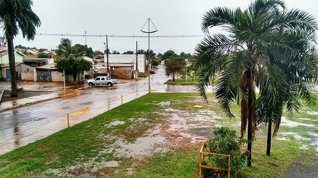 Além de inundar ruas e avenidas, as últimas chuvas também causaram estragos em Paranaíba - Leonardo Guimarães / JPNEWS