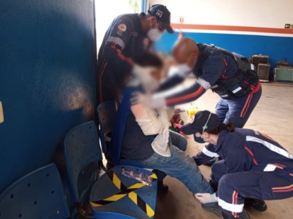 Colisão lateral entre moto e carro deixa rapaz ferido - Alfredo Neto/JPnews
