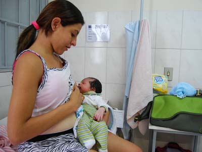 Mãe afirmou que seu bebê será alimentado com seu leite até os seis meses -