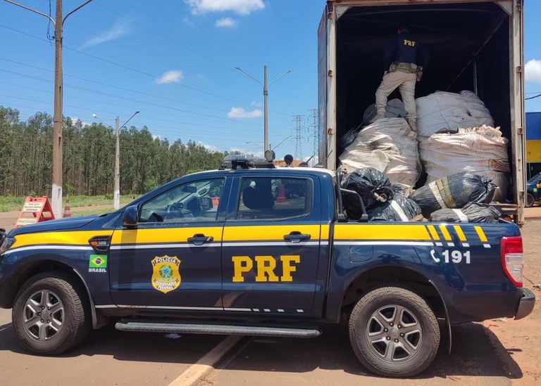 Os policiais rodoviários federais fiscalizavam na BR-158, quando abordaram um caminhão com carroceria baú