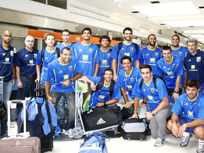 Jogadores da Seleção Brasileira posam para fotos no desembarque na Capital -