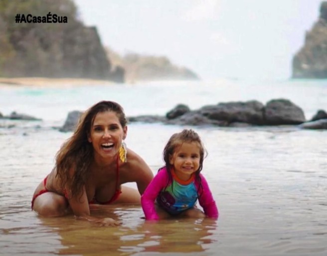 Débora Secco em Fernando de Norona (PE) com a filha - Divulgação