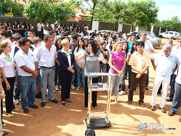 Assinatura da ordem de serviço, para início imediato das  obras, foi em frente ao Colégio da Funlec -