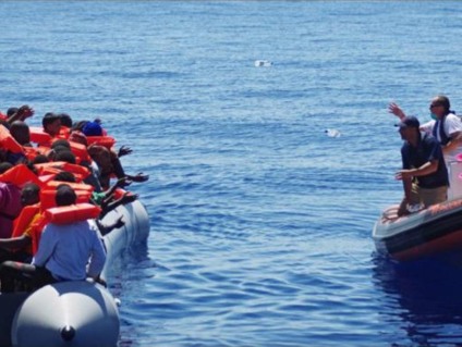 Perto de 1,3 mil imigrantes socorridos durante o fim de semana no Mediterrâneo desembarcaram hoje, 4, na Itália - Lusa/EPA/MOAS.EU - Direitos Reservados