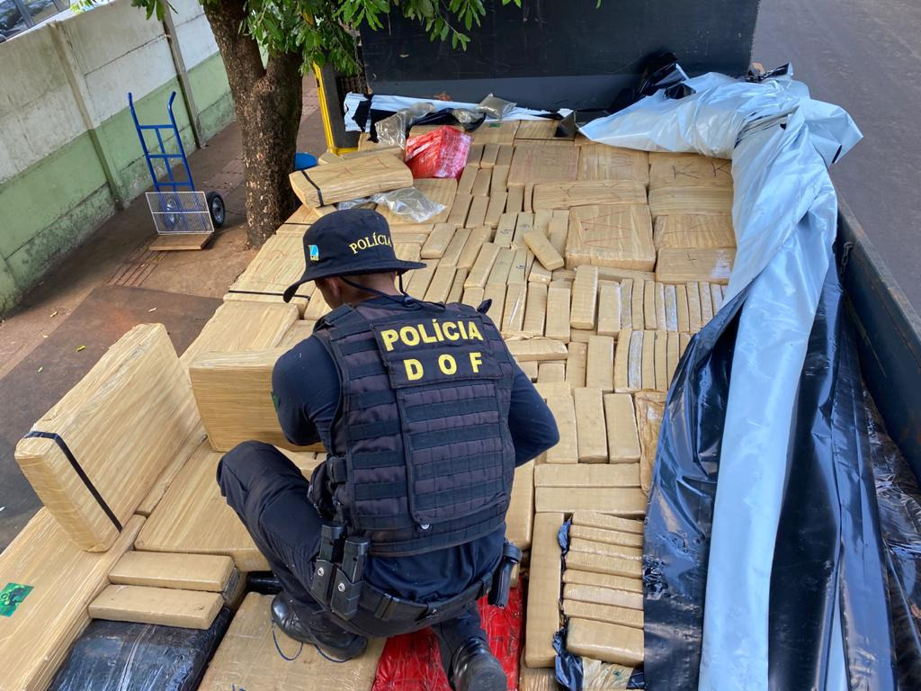 Traficante abandona caminhão com quase 6 mil quilos de maconha ao ver viatura do DOF - Divulgação
