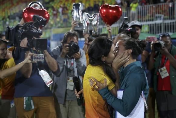 A foto  do beijo de Isadora Cerullo (de casaco) e da namorada Marjorie Enya rodou o mundo - Reuters/Alessandro Bianchi/Direitos Reservados 