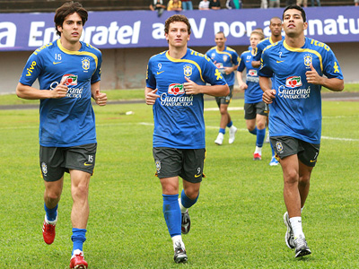Kaká (esq.), Elano e André Santos durante treinamento no Morenão -