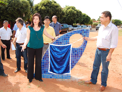 Simone e vereador Jorge Martinho descerram marco de asfalto na Vila Terezinha -