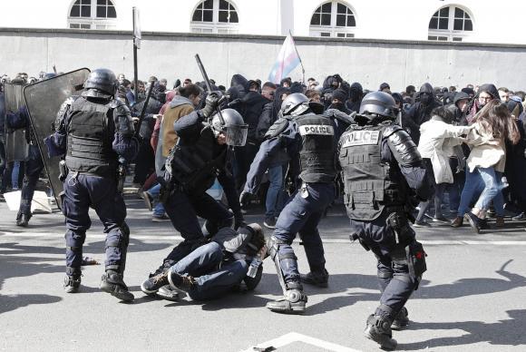 Em Paris, policiais e manifestantes encapuzados entram em confronto durante manifestação pelo 1° de Maio - Yoan Valat/EPA/Agência Lusa