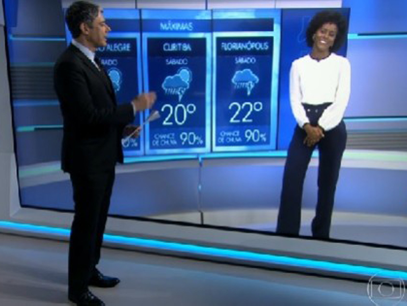 William Bonner e Maria Julia Coutinho no Jornal Nacional da última sexta-feira; âncora elogiou repórter - REPRODUÇÃO/TV GLOBO