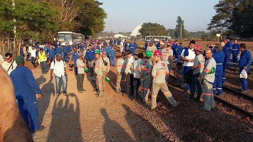 Trabalhadores que atuam nas obras de ampliação da Cargill em Três Lagoas cruzaram os braços nesta manhã  - Divulgação/Sintricom 