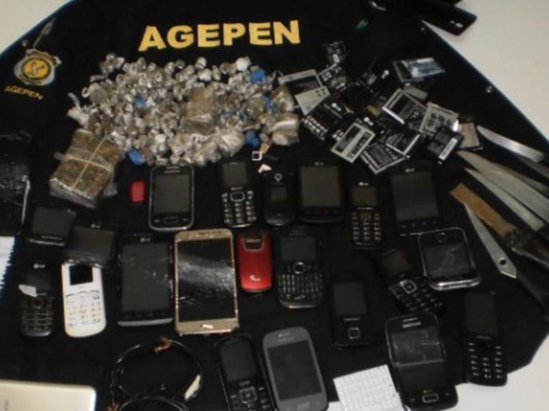 Celulares e equipamentos eletrônicos apreendidos nas celas - Divulgação/agepen