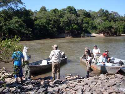 Com os pescadores foram apreendidos 3 barcos, 3 motores de popa com tanques de combustível, 1 molinete e 6 carretilhas -