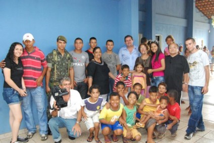 Como público foi menor o do que o esperado, Dirce distribuirá os presentes amanhã pelo bairro -
