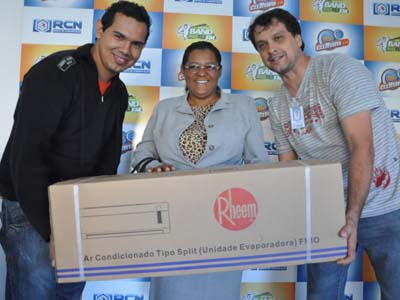 Nanita Brito, moradora no bairro Lapa, recebeu seu prêmio das mãos de Gil e Caio, locutores da Band FM -