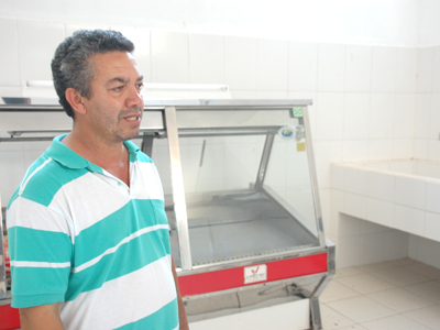 Membro da diretoria da Colônia de Pescadores mostra a estrutura física do espaço -