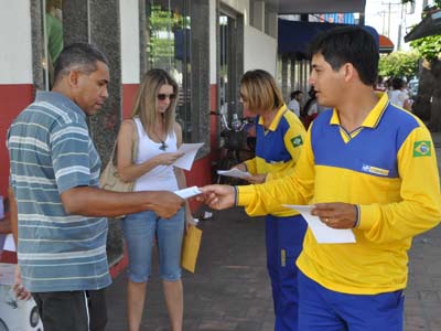 Carteiros em greve distribuem panfletos no centro da cidade -