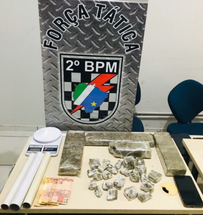 Polícia MIlitar flagra homem saindo de construção e com ele os militares encontraram 3,4kg de maconha - Divulgação/PolíciaMilitar