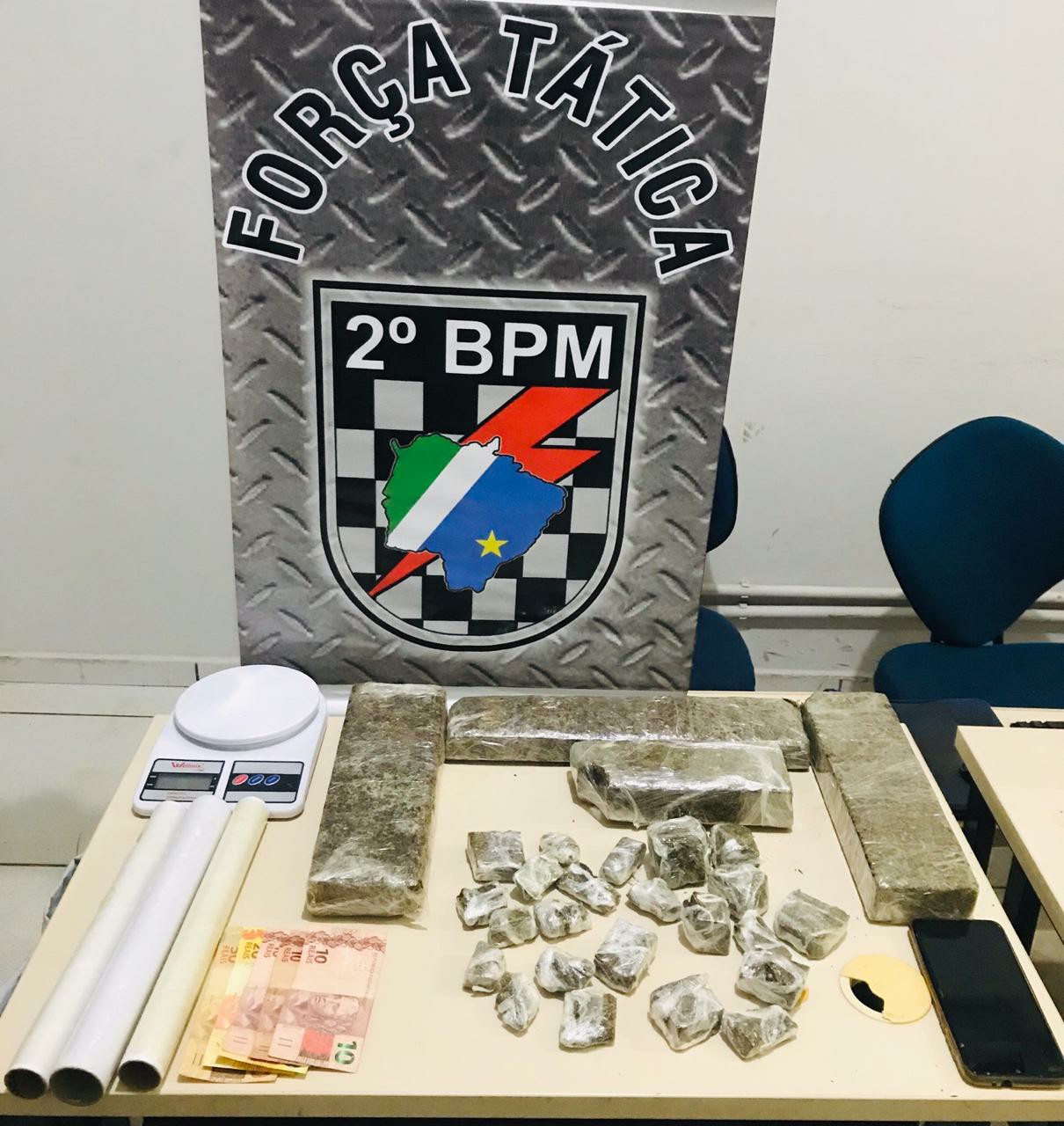 Polícia MIlitar flagra homem saindo de construção e com ele os militares encontraram 3,4kg de maconha - Divulgação/PolíciaMilitar