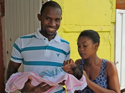 Menina é a  terceira filha do casal de haitianos - Elias Dias/JP
