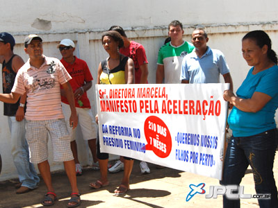 Com faixas nas mãos, os manifestantes  seguiram em passeata até o Fórum -